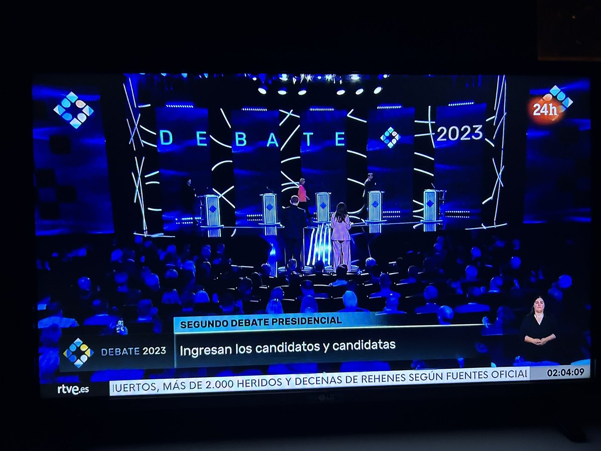 La Televisión Pública de España transmitiendo en vivo y completo el debate presidencial de Argentina.