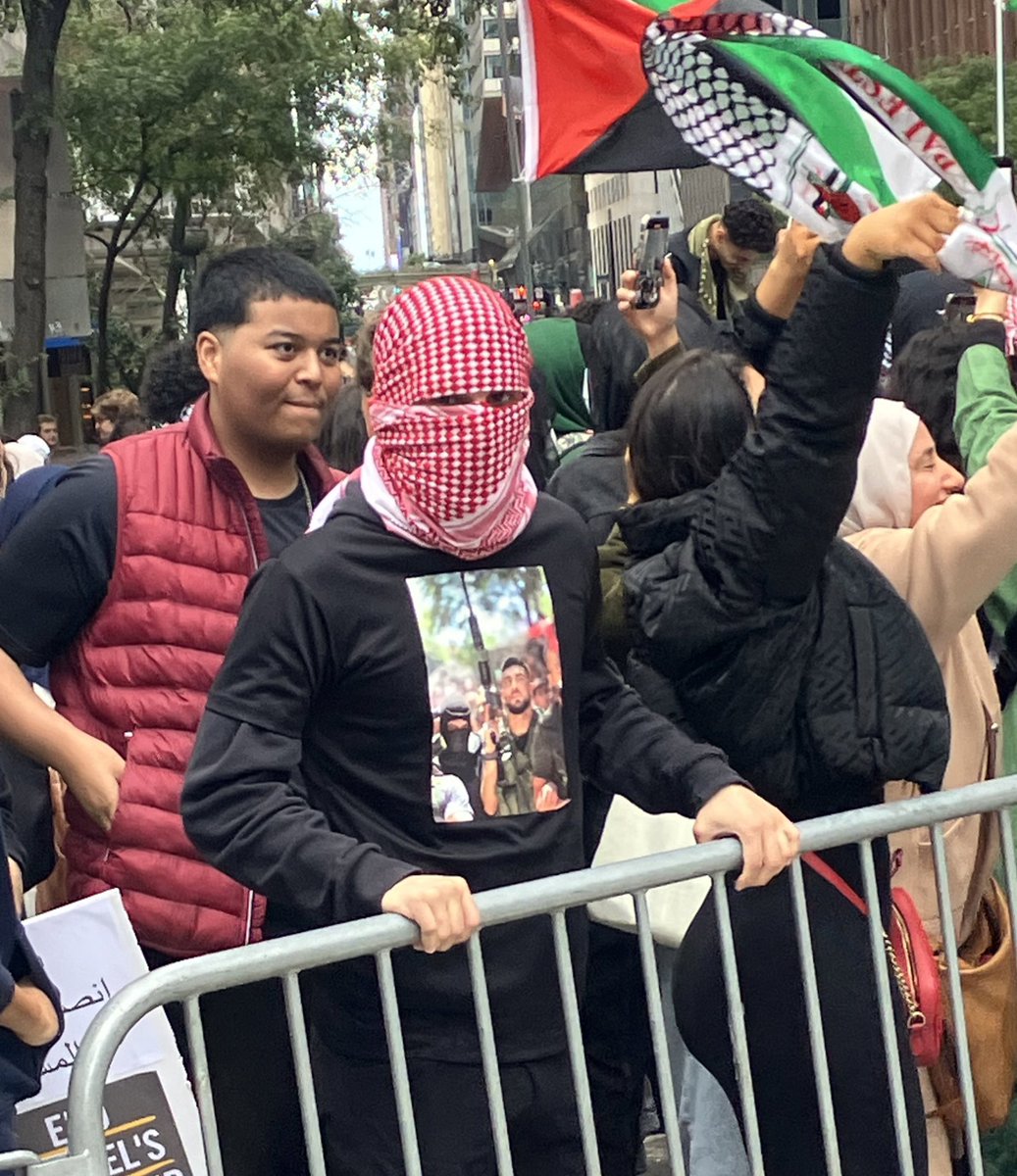 UHN_Plus's tweet photo. 🇺🇸 | Mientras que el FBI persigue a Donald Trump y sus seguidores, esto ocurre en el corazón de Nueva York. 

¿Qué opinas? https://t.co/dC39s8mQkt
