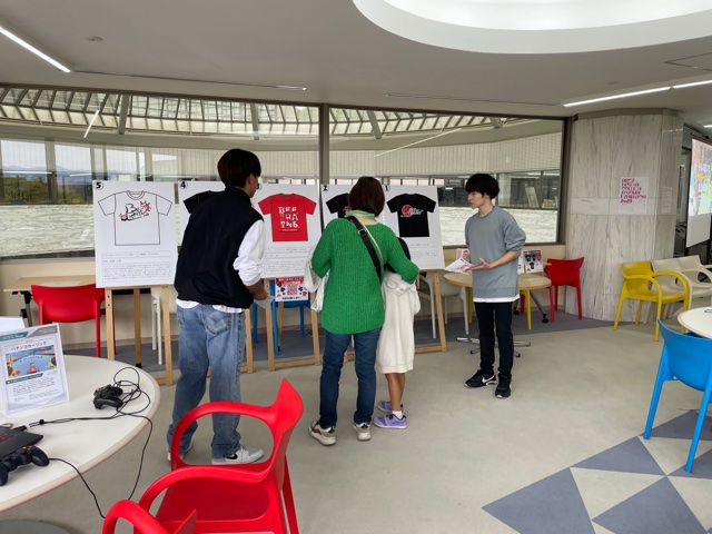 Trains_Tshirt's tweet photo. 昨日より紅華祭がスタート！！
学生や来場者の方々に
投票をしていただきました！！

1日でなんと100票以上も集まりました！

皆さまありがとうございます！！

2日目もぜひ投票おねがいします！

＃投票　＃選挙活動　＃東京八王子ビートレインズ
＃デザイン　＃スポーツ　#Bリーグ https://t.co/GSBcKBGz2R