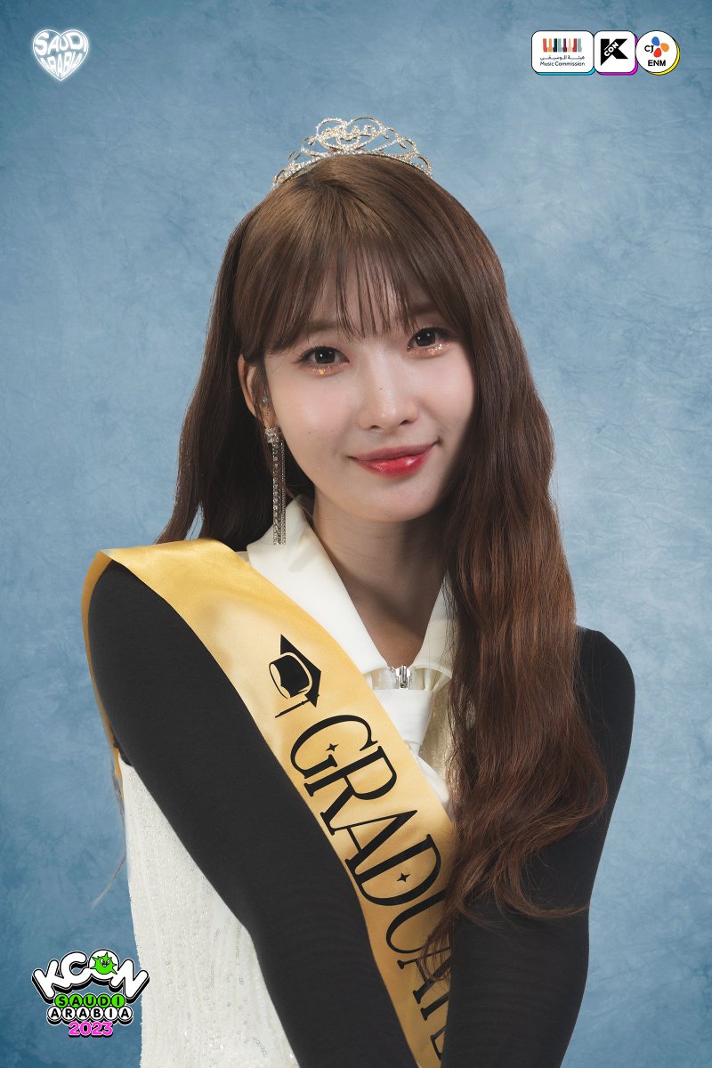 kconsaudiarabia's tweet photo. [#KCONYearbook] Celebration with #EVERGLOW 🥳 https://t.co/eBPjcfOPAd