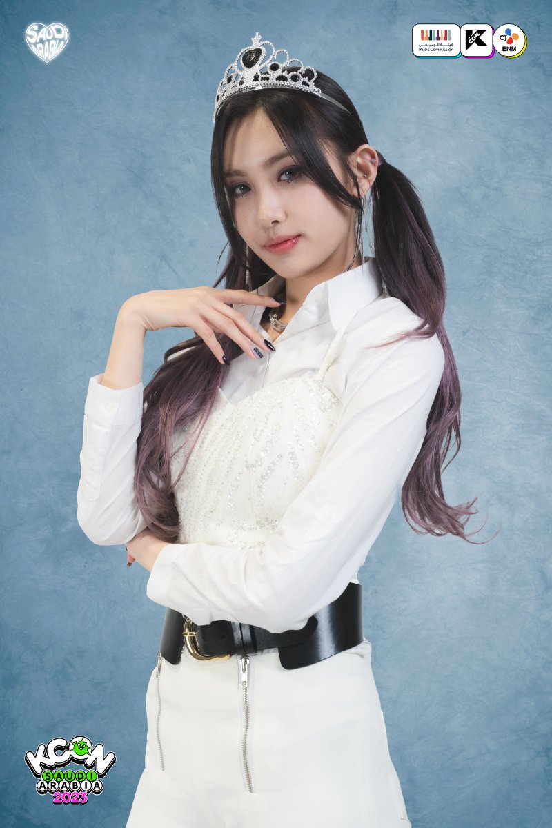 kconsaudiarabia's tweet photo. [#KCONYearbook] Celebration with #EVERGLOW 🥳 https://t.co/eiIRPEsZlg