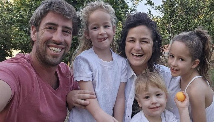 AndreLajst's tweet photo. Desde a manhã do dia 7 de outubro, em virtude de ataques terroristas do Hamas contra Israel, ao menos 700 israelenses foram mortos. Mais de 2,2 mil estão feridos, dos quais ao menos 365, em estado crítico. Dentre estes, está uma família inteira de judeus, morta a sangue-frio.

O casal Jonathan e Tamar Kedem, além de suas filhas gêmeas, Shachar e Arbel, de 6 anos, e o caçula, Omer, de apenas 4 anos, foram mortos por terroristas do Hamas no kibbutz de Nir-oz durante as invasões no sul de Israel, apenas por serem judeus.

O evento é bastante trágico e será marcado como um dos dias mais sombrios da história do povo judeu. A tragédia pode ser considerada como o 11 de setembro israelense. 

#IsraelUnderAttack #StandWithIsrael #RIP