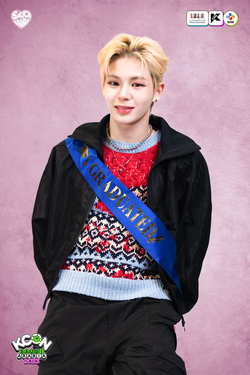 kconsaudiarabia's tweet photo. [#KCONYearbook] Celebration with #EVNNE 🥳 https://t.co/omfgJWcmr2