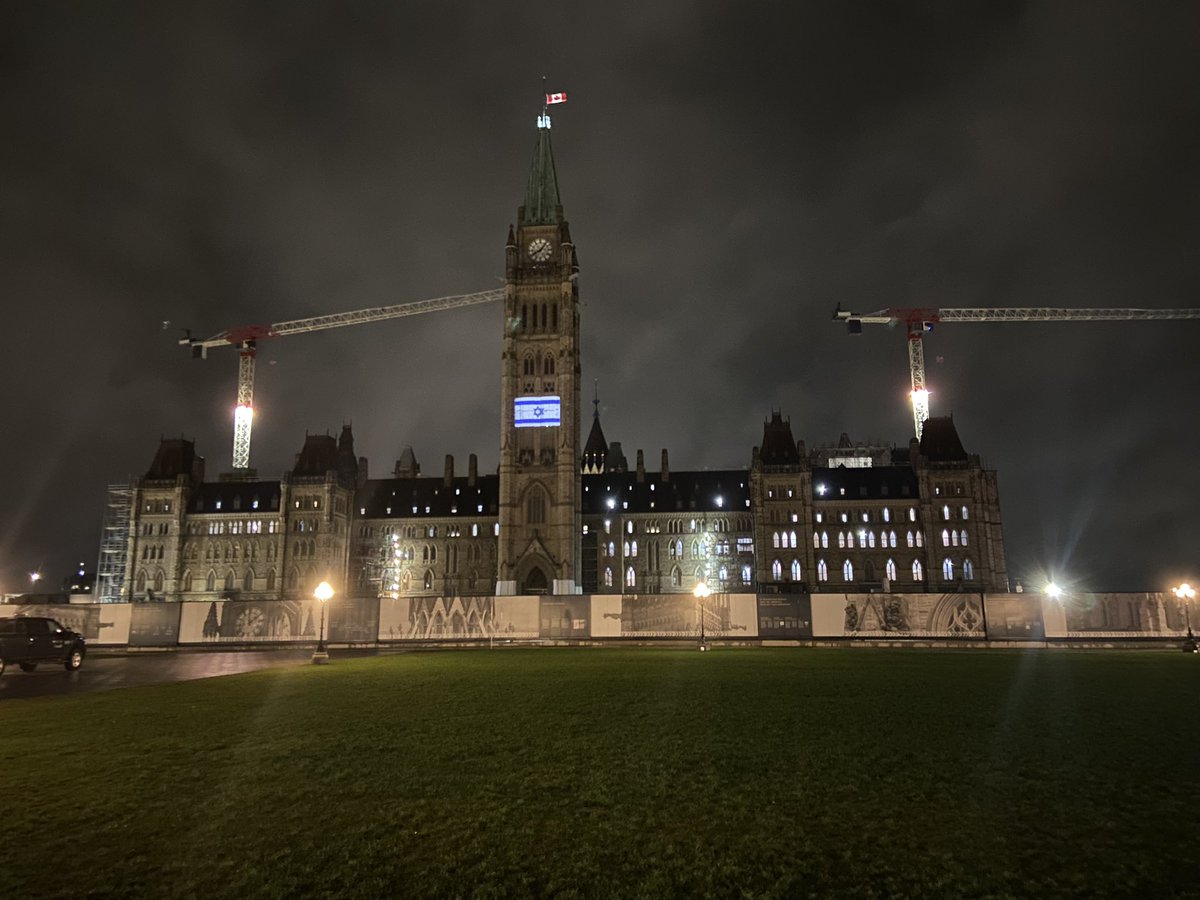Extremely meaningful to see the Peace Tower at #Canada’s Parliament light up in friendship and in solidarity with the people of #Israel 🇨🇦🇮🇱