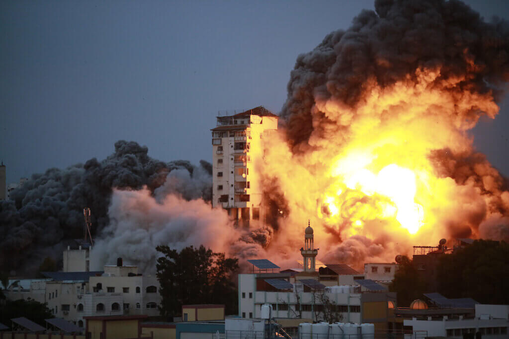 projekhitam's tweet photo. Operation Aqsa Flood: Intelligence failure?   [Part 3]

1. Apabila berlaku serangan skala besar seperti ini, Israel akan salahkan agensi perisikan mereka iaitu Shin Bet. 

2 . Shin Bet adalah agensi perisikan dalaman, dan ditugaskan 'menjaga' hal ehwal Palestin. Shin Bet berfungsi sama seperti Special Branch PDRM dan FBI di USA. 

3. Kenapa Shin Bet (dan Mossad) dikatakan gagal? Dari pandangan agensi risikan, serangan Hamas dilihat sangat terancang dan skala besar. Sukar untuk meyembunyikan aktiviti tersebut terutamanya dari Israel dan US. 

4. Bagi Hamas, untuk menyerang kawasan Israel yang luas, tugas perlu dibahagikan mengikut sektor. Jika ada 10 sektor sasaran, maka perlu lantik 10 ground komander untuk kawasan tersebut. 10 Komander ini pula akan memilih platun masing-masing yang lebih ramai dan mulakan drill latihan. 

5. Arahan dari pemimpin tertinggi Hamas, turun kepada pemimpin pertengahan, diturunkan lagi kepada ahli/tentera biasa. Setiap lapisan organisasi ini sangat rapuh, dan maklumat arahan berpotensi untuk bocor. Namun Hamas berjaya kekalkan kerahsiaan hingga D-Day.

6. Ada teori mengatakan Israel sengaja tutup mata tentang serangan Hamas dan mahu guna alasan ini untuk mengerang Gaza. Saya tak pasti adakah berbaloi dari segi populariti politik Netayahu dan ekonomi Israel untuk memberi peluang pada Hamas menyerang dahulu. 

7. Jika perlu berperang di Gaza, saya harap Hamas akan gunakan drone sama seperti Ukraine. Mesti drone Hamas lebih simplistic.

8. Keep updating, radio silent.