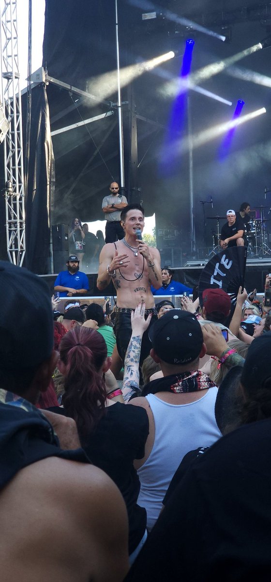 FaeTheWolf's tweet photo. @callmekarizma is the most down to earth rock star out there https://t.co/8Xa84z5HGM