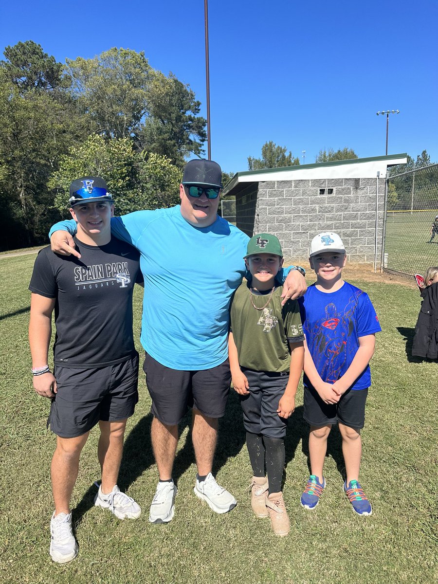 jbradford81's tweet image. We enjoyed watching our nephew and niece play Fall Ball today as well as getting to see our family!⚾️🥎 Logan and LandO sure love their cousins! #funday #kidfun #ballers