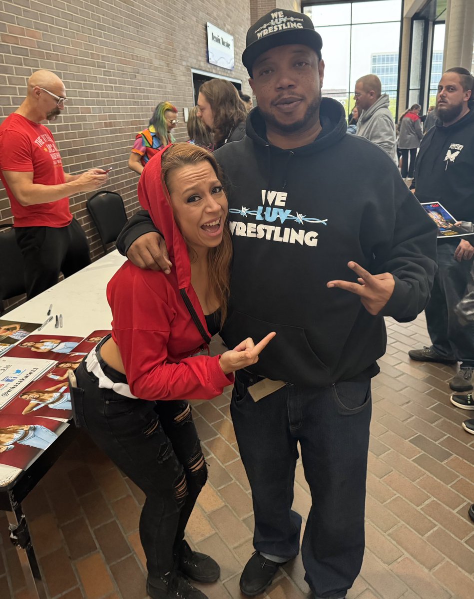 WeLuvWrestling1's tweet photo. Aye always good to see @MissaKate23 #WeekendLuv https://t.co/t75n2wuTDv