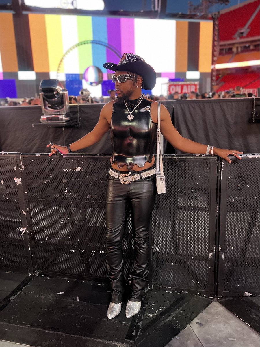 iAmTootieB's tweet image. Ren•ais•sance 
/noun/ 
A new birth; the revival of ART. A revival of or renewed interest in something which has long been in decay or desuetude.
🩶🪩🐝 🖤
#RENAISSANCEWorldTour
#FloorSeats 
#ClosingDate
#KansasCityMO