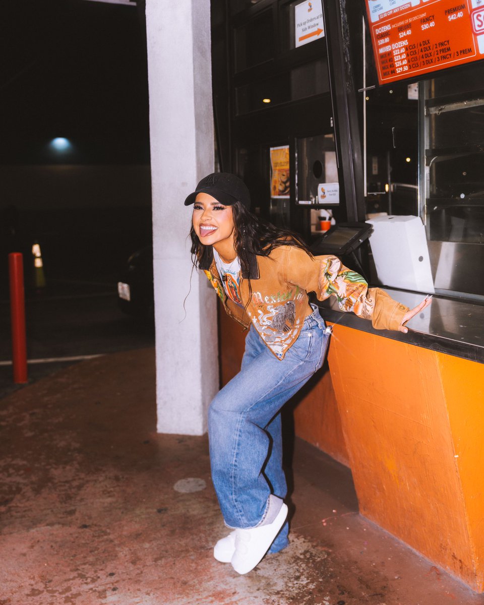 iambeckyg's tweet photo. And one day I’mma bring home a Grammy, but no matter what I’ll be bringing home Randy‘s donuts, so what holla when you see me I’m still the same B even when I’m on TV. https://t.co/WcAjDSGgUm