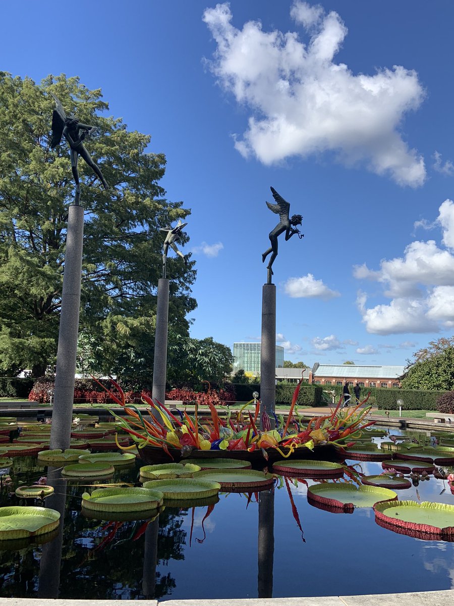 Fordfab5's tweet photo. A few years ago @FarmerDragons’ amazing art teacher @FarmerARTROOM did a piece of art with our students and it introduced me to #Chihuly. A seed was planted and it bloomed. Glad I was able to experience the Chihuly exhibit @mobotgarden https://t.co/LOEYKKQ0vU