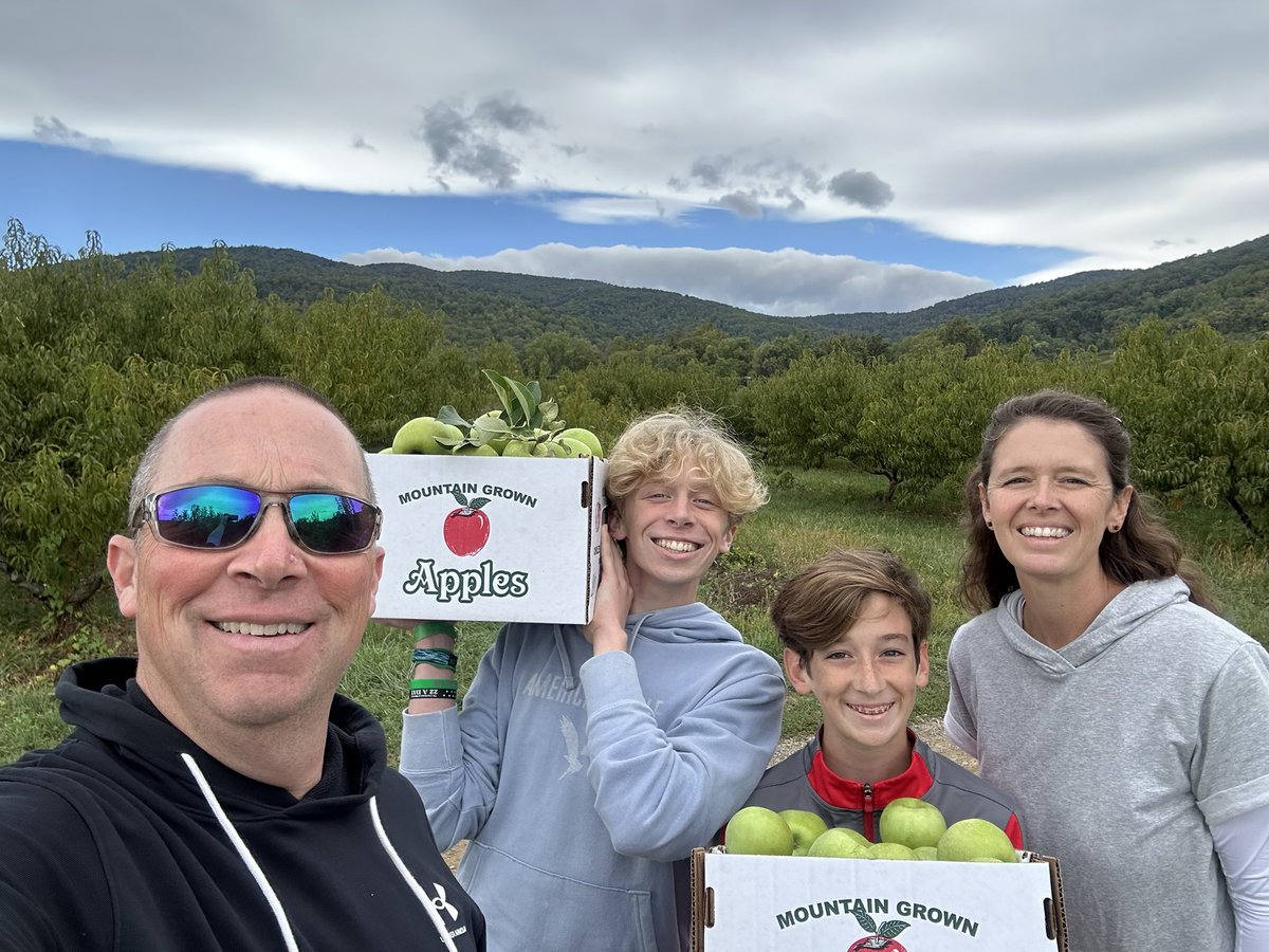 JoanneSahms's tweet photo. Fresh mountain air and family time. Just what I needed! @ChilesPeachOrch @Spider_Raven #applepicking #fallismyfavorite https://t.co/Y71u8pexU7