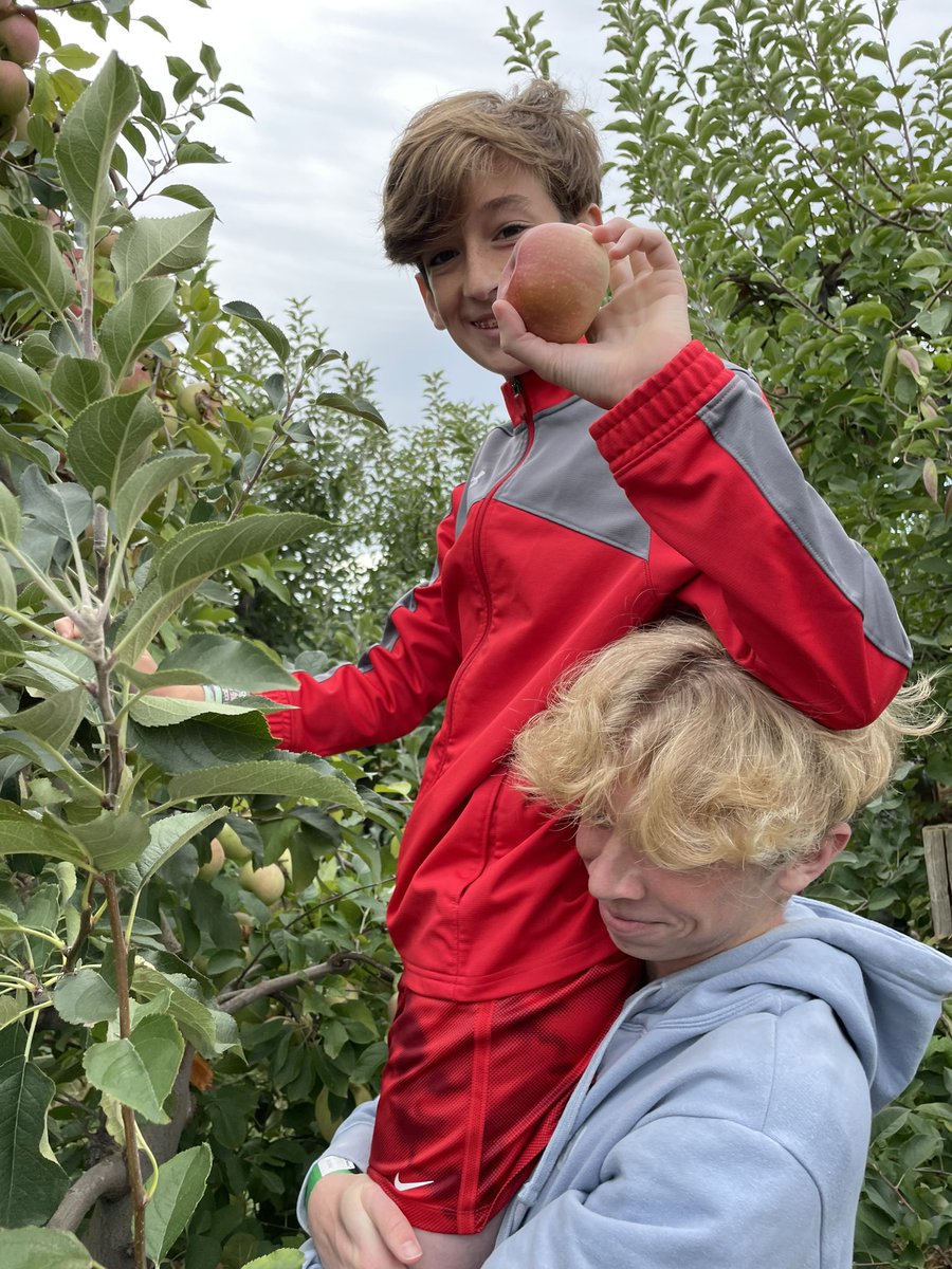 JoanneSahms's tweet photo. Fresh mountain air and family time. Just what I needed! @ChilesPeachOrch @Spider_Raven #applepicking #fallismyfavorite https://t.co/Y71u8pexU7