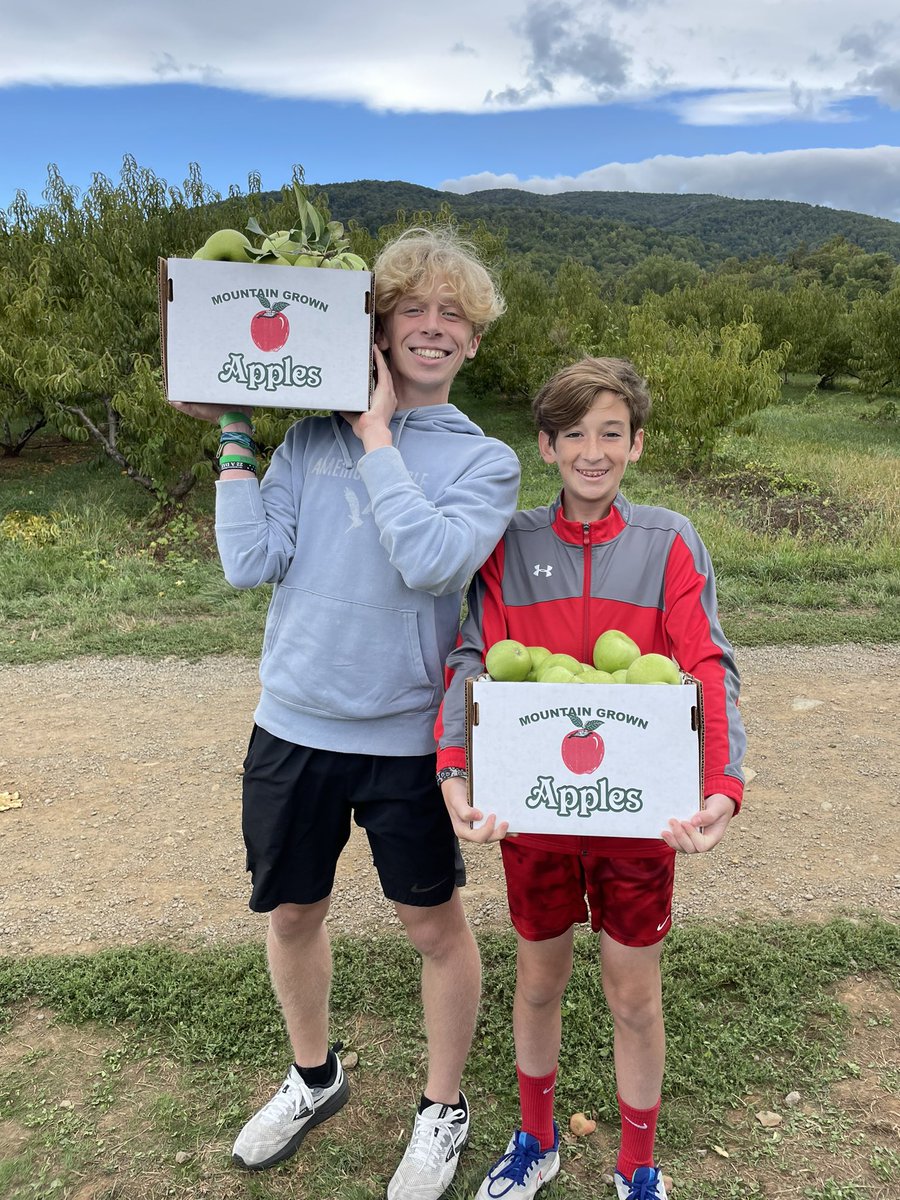 JoanneSahms's tweet photo. Fresh mountain air and family time. Just what I needed! @ChilesPeachOrch @Spider_Raven #applepicking #fallismyfavorite https://t.co/Y71u8pexU7