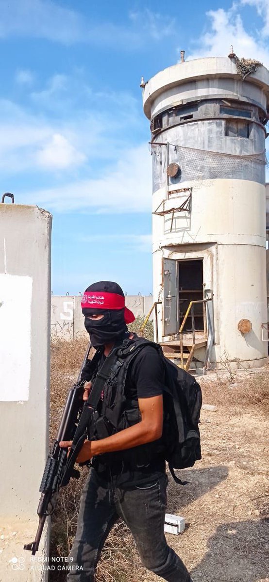 DaniMayakovski's tweet photo. Reducir la resistencia a Hamás, borrar el nombre de Palestina y hacer pasar al verdugo colonial como victima, no es algo casual, es la misma estrategia de criminalización de siempre de la "prensa" imperialista occidental.

Hay mas de 12 organizaciones armadas de la Resistencia Palestina que están luchando en esta operación contra el apartheid, pero interesa personificar el enemigo en Hamás para asi poder agitar negativamente y manipular la opinión publica.

Es una vieja tactica de criminalización que los imperialistas repiten una y otra vez; en Libia fue Gadafi, en Irak fue Saddam, en Siria es Assad, en Ucrania es Putin... y asi van cambiando de "enemigo publico" para convencer al gran público de que deben apoyar toda agresión imperialista.

📸: Guerrilleros comunistas del Frente Popular por la Liberación de Palestina asaltando una base militar de ocupacion sionista en el este del apartheid.