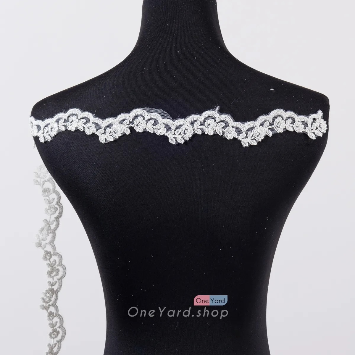 oneyard_fabric's tweet photo. Ivory narrow embroidered corded lace trim scallop edge with delicate small flowers. It is perfect to be used on bridal veils, headpieces, and wedding gowns.
#Fabric #Lace #LaceTrim #FlowerLace #FabricbytheYard #Decoration #Headpiece #OneYard
https://t.co/YS4UO24Luy https://t.co/jBvyt9z5lt