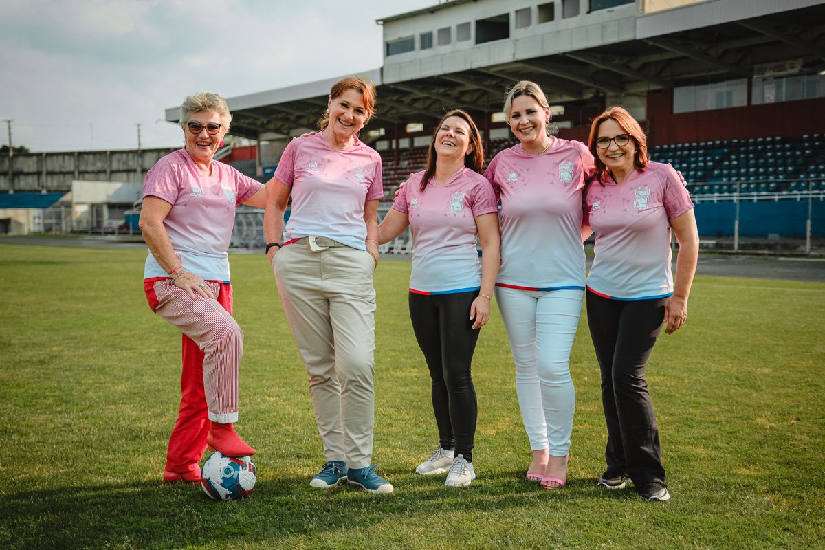 ParanaClube's tweet photo. ELAS CHEGARAM 🩷🩷🩷

As camisas alusivas ao Outubro Rosa do Paraná Clube estarão disponíveis para venda na Paraná Loja a partir desta segunda-feira, dia 9.

Além da loja, na Sede da Kennedy, a venda das camisas serão realizadas também pelo site https://t.co/ryGfpTaRMi. https://t.co/WoZ2yGfVtp