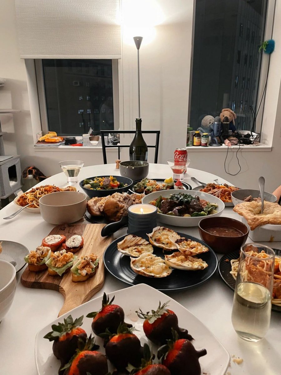eightjeremiah's tweet photo. Dinner at a friend's house https://t.co/DyapyyuIBE