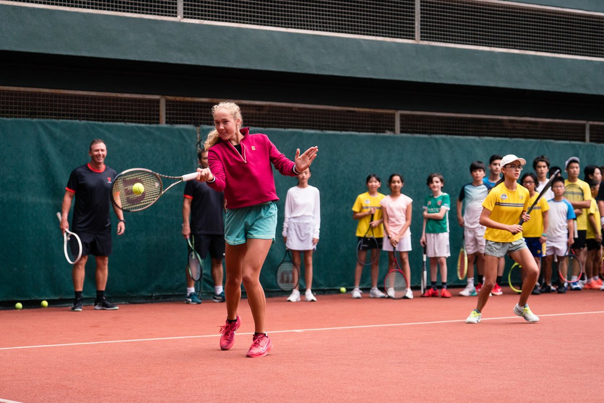 HKTennisOpen's tweet photo. Teenage rising star Mirra Andreeva had fun leading a kids tennis clinic at LRC!📷
#PHKTO #保誠香港網球公開賽
#PrudentialHongKong #保誠保險
#WTA250 #CelebratingGreatness #綻放網球力量
#GreatLineup #MirraAndreeva https://t.co/BrRHHkdXGN