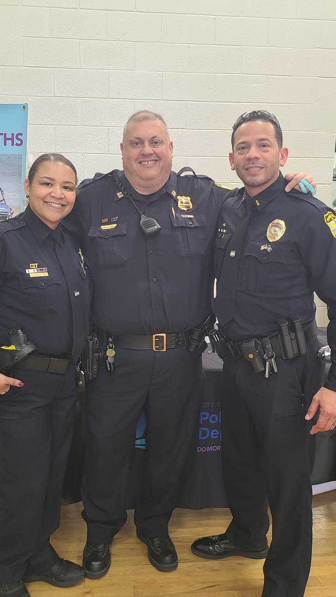 DGuevara_VBPD's tweet image. We had a great day at St Gregory&apos;s at the Hispanic Heritage Celebration! We enjoyed meeting many great people from various Latin American countries. There was amazing food and entertainment. Cannot wait until next year. #VBPD @VBPD