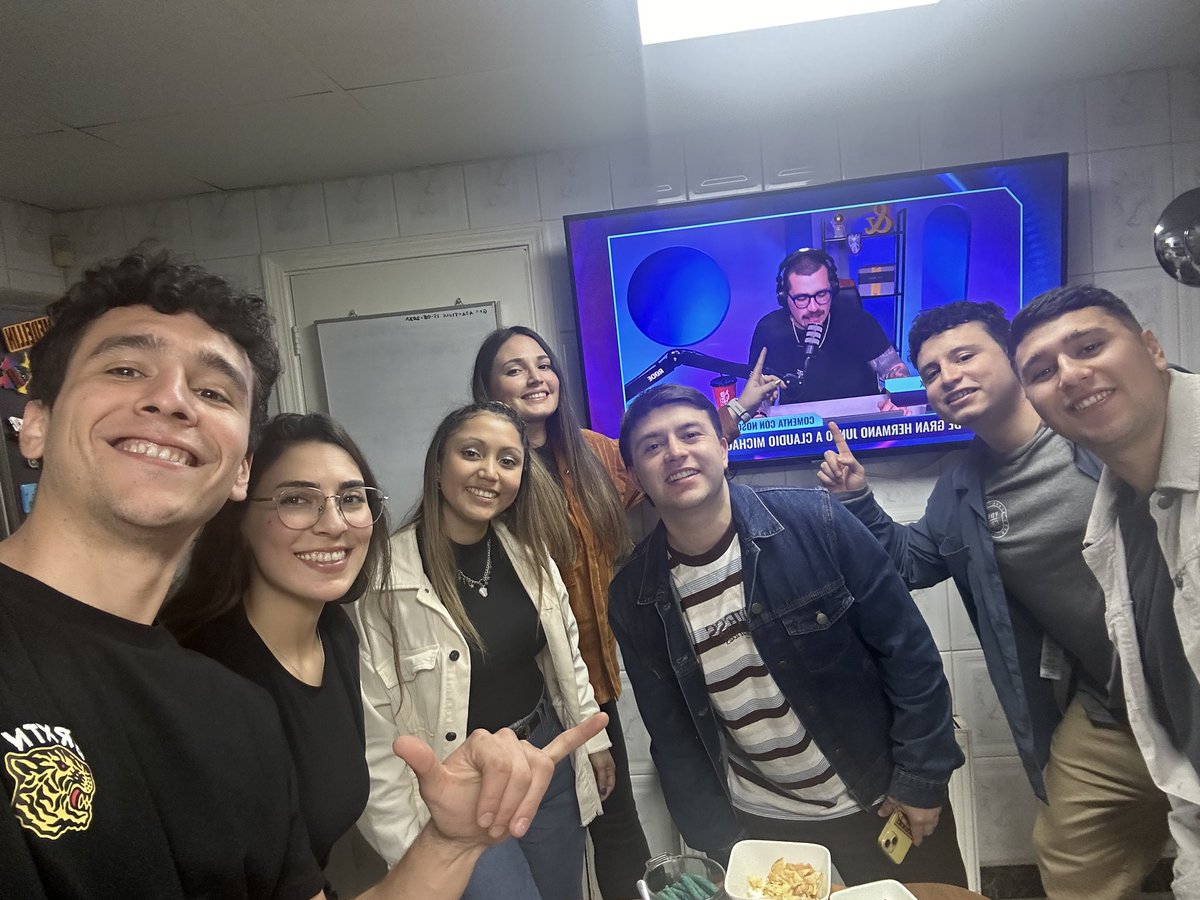 JaviChaconn's tweet photo. Celebrando el cumple del gonza en familia y viendo #granhermanoChv con el mejor @ClaudioMichaux 🤙🏼😎  si le puedes mandar un saludoo 🤍, saludos desde Concepción 🤗#GranHermanoChile https://t.co/Frn3kjkbZx