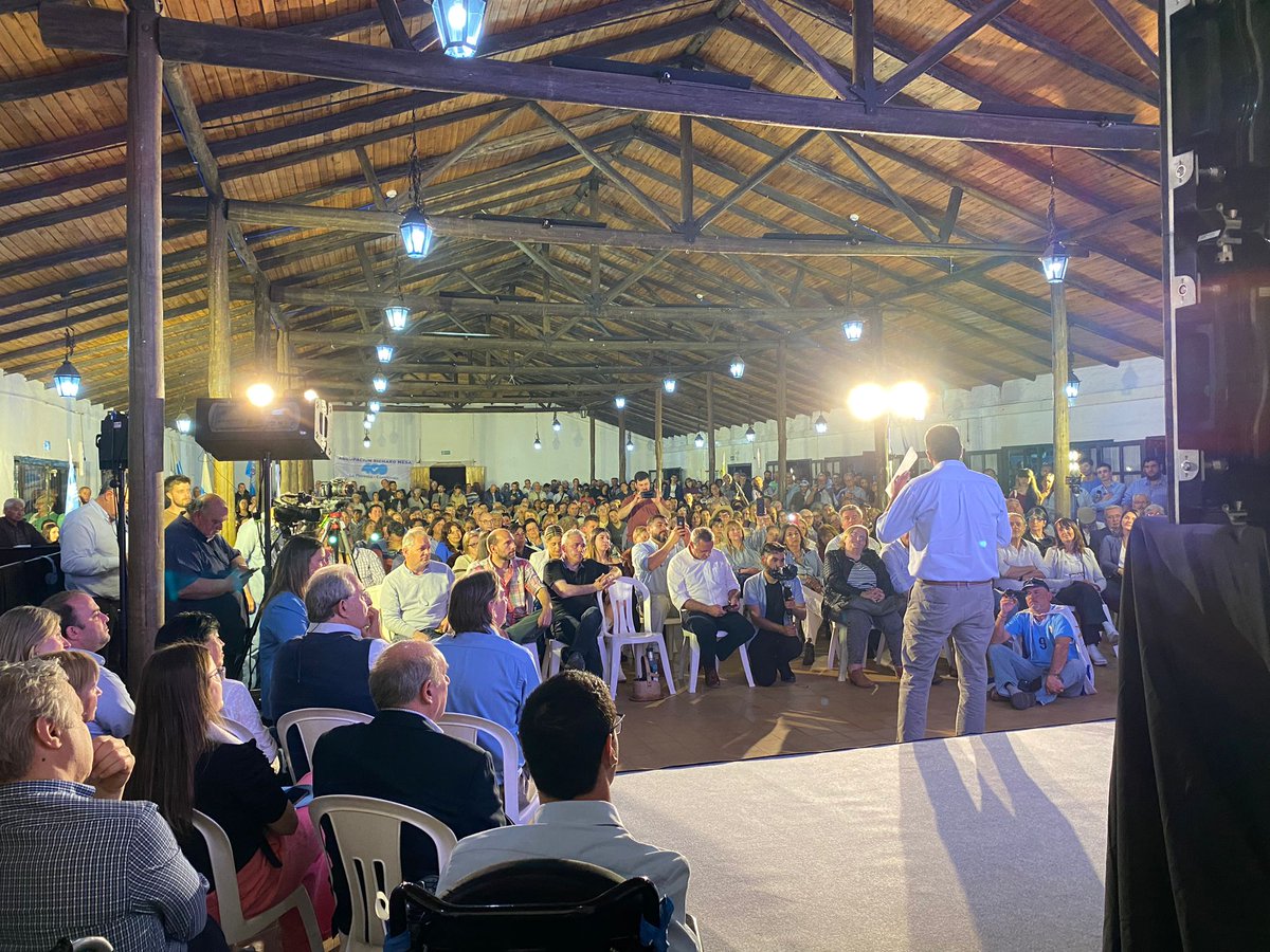 BetaniaMartnez1's tweet photo. Felices 25 años a la @400Canelones
Este hermoso grupo que en 25 años acumula millones de momentos y victorias! Que vio crecer al hoy Presidente de La República!!
#25añosJuntos19982023
#Canelones #lista400 https://t.co/femvSR8SEc