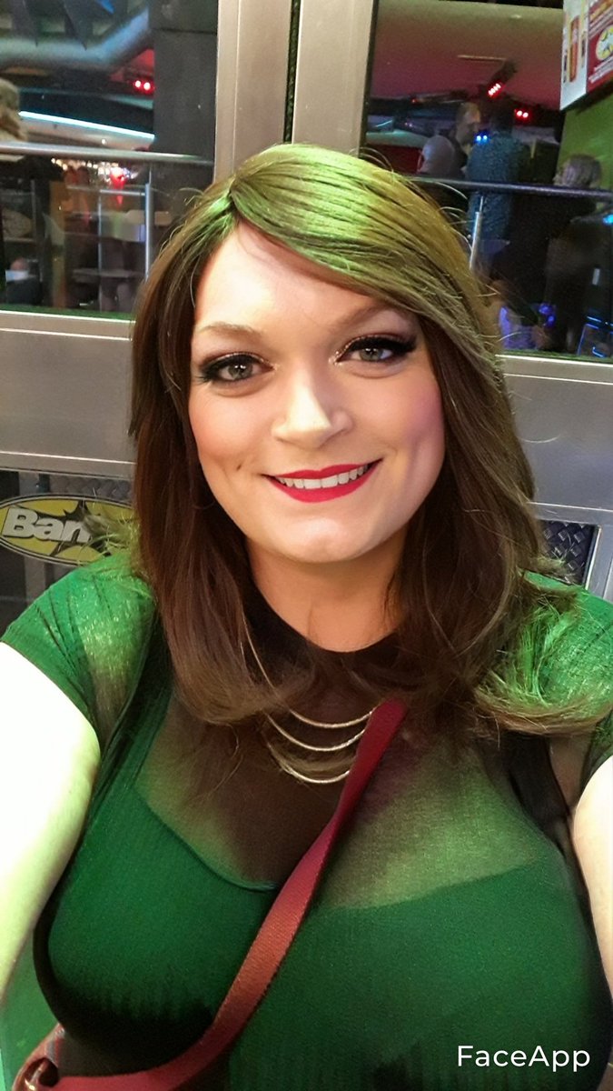 ClaireParttime's tweet photo. A couple before bed... What a great weekend.  Xxx https://t.co/RfyGbvODh4
