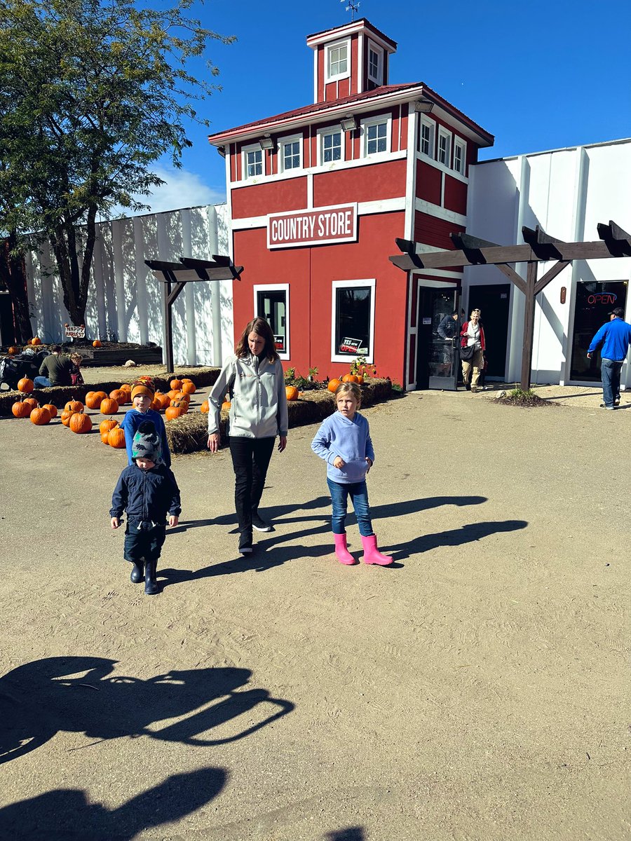 mchamberlainPE's tweet image. Another day, another orchard. This time in Jordan, MN at Minnesota Harvest Orchard.

Fun running into @CoachMatheson are her crew!

More cider, more cider donuts and some more fall fun.

#mnfall