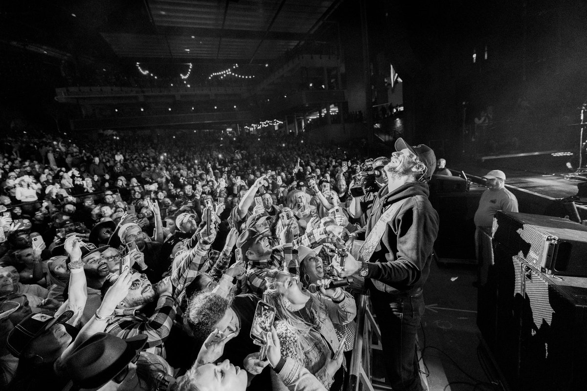 Tonight was legendary. Dude Brian here sang every Fuckin word to every song. Ain't seen that in a minute. Best Sunday I could ask for. Thanks <a href="/WPOC/">93.1 WPOC</a> 
📸: <a href="/EvanDeStefano/">Evan De Stefano</a>