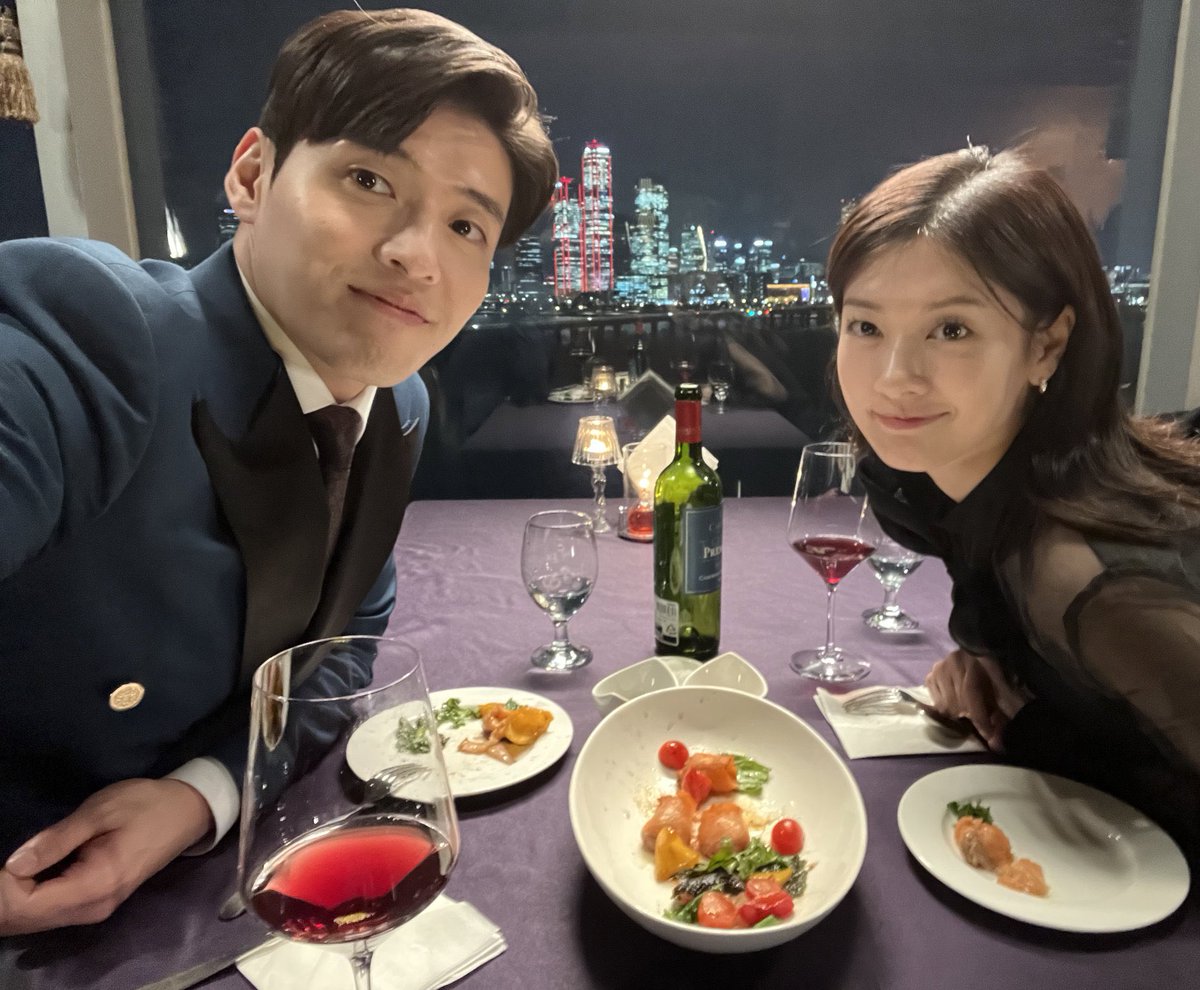 sky_n_moon's tweet photo. n천원 학식 먹던 커플이 결혼해서
뷰 좋은 식당에서 와인 마시기까지.... 🍷 https://t.co/68ytzVPZz2