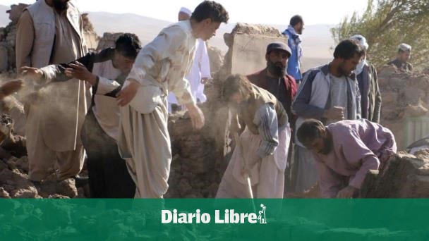 DiarioLibre's tweet photo. 🌐  | #MundoDL | Desesperada, la población trata de desenterrar a víctimas de sismos en Afganistán

🔗 https://t.co/3VlZqla98T

#DiarioLibre #Desesperada #Población #Afganistán #Desenterrar #Víctimas #Sismos #MundoDL https://t.co/Mw7QCR0Dot