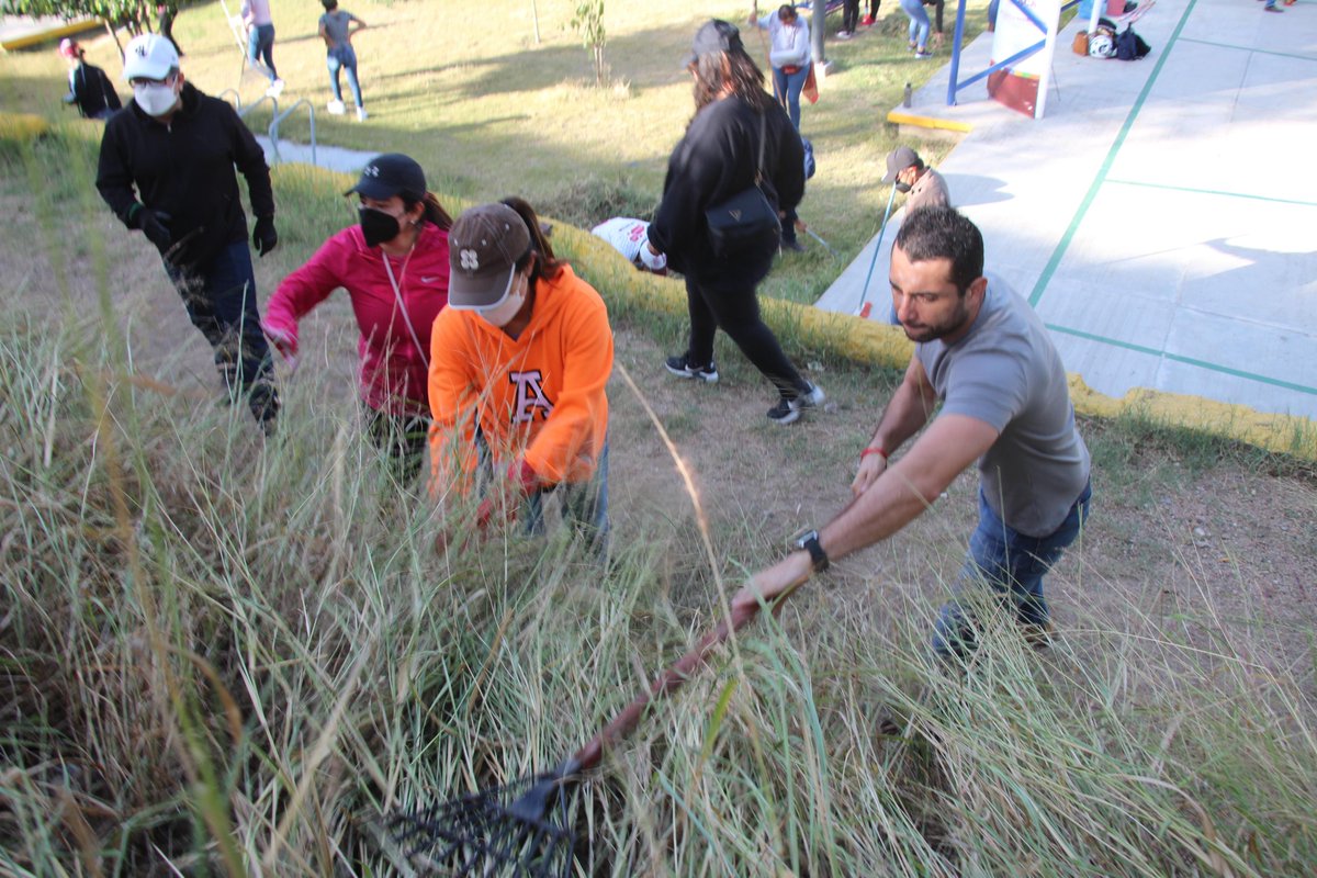 DesEconomicoOax's tweet photo. En equipo con @IFPA_GobOax, @BanOaxaca y @IODEMC_GobOax participamos en el Mega #TequioBienestar organizado por la @SEBIENTI_GobOax realizando labores de poda y limpieza en las riberas del Río Atoyac.

#UnPuebloTransformandoSuHistoria https://t.co/gYO0fce6bL