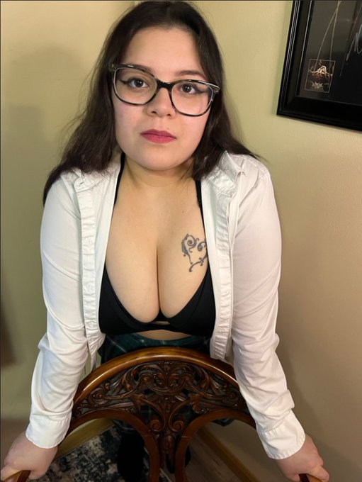 Let's try this out and see how it goes!! If you like short women with big titties check out my linktree