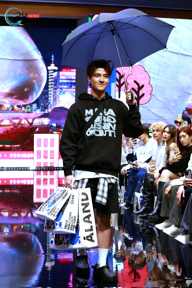 _24News_'s tweet photo. แม็ค ร่วมเดินแบบจาก ALAND ในงาน Bangkok International Fashion Week 2023
#ALANDBIFW2023 #BIFW2023
#SiamParagonBIFW2023
#mildmac #macnattapat
#แม็คณัฐพัชร์ https://t.co/LAJVwga5yf