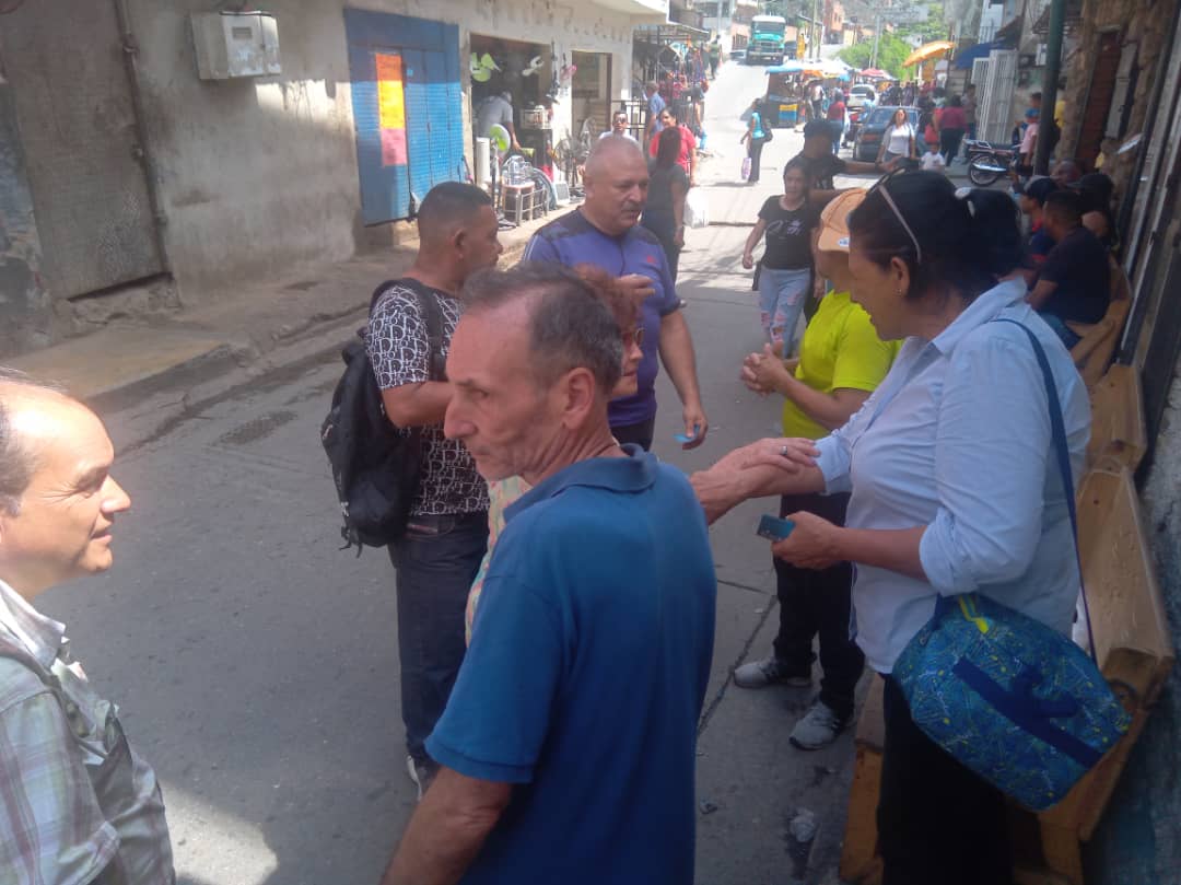 AdPetare64352's tweet photo. La compañera noris centeno el compañero Alcides acompañando una actividad promovida desde el voluntariado encabezado por el compañero José Antonio Plaza https://t.co/FdJgchNIsi