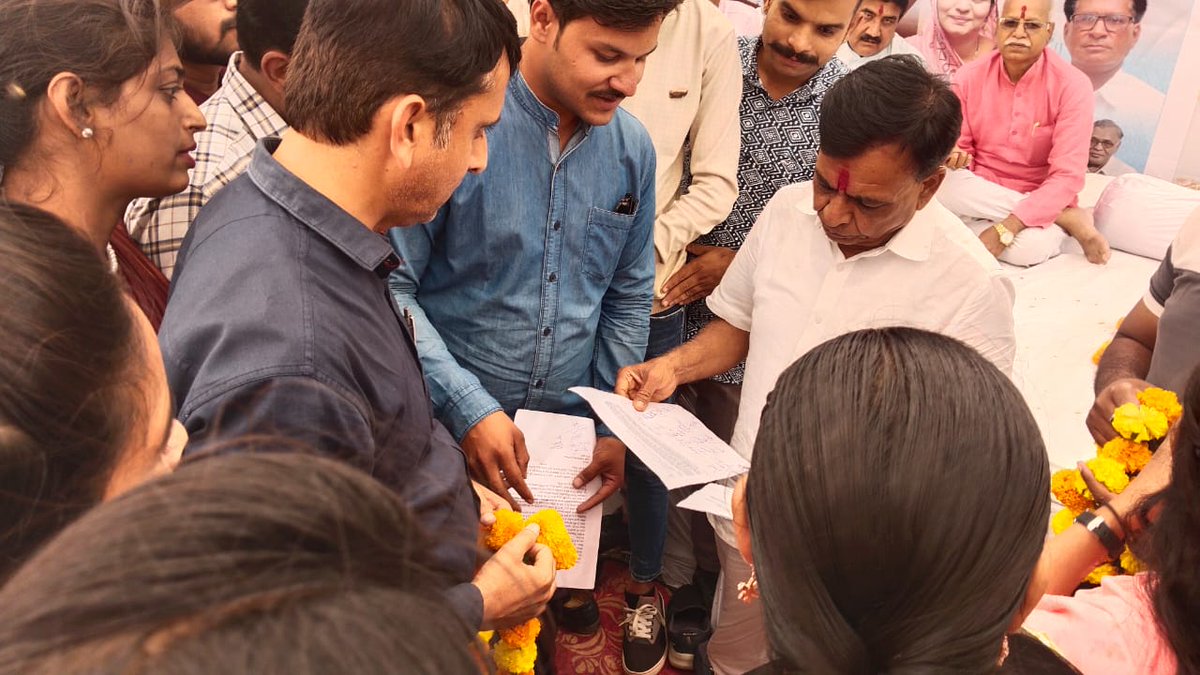<a href="/ManojKu83790883/">Manoj Kumar Ahir</a> <a href="/ZeeMPCG/">Zee MP-Chhattisgarh</a> <a href="/JagdishDevdaBJP/">Jagdish Devda</a> <a href="/MPTET2021/">मध्यप्रदेश नवनियुक्त शिक्षक 2018</a> <a href="/aajtak/">AajTak</a> आज टीम नीमच द्वारा आदरणीय वित्त मंत्री जी को 100% वेतन हेतु ज्ञापन दिया गया जिस पर वित्त मंत्री जी ने सकारात्मक जवाब दिया है। मंत्री जी का बहुत बहुत धन्यवाद आभार।
<a href="/ZeeMPCG/">Zee MP-Chhattisgarh</a> <a href="/JagdishDevdaBJP/">Jagdish Devda</a> <a href="/MPTET2021/">मध्यप्रदेश नवनियुक्त शिक्षक 2018</a> <a href="/aajtak/">AajTak</a>