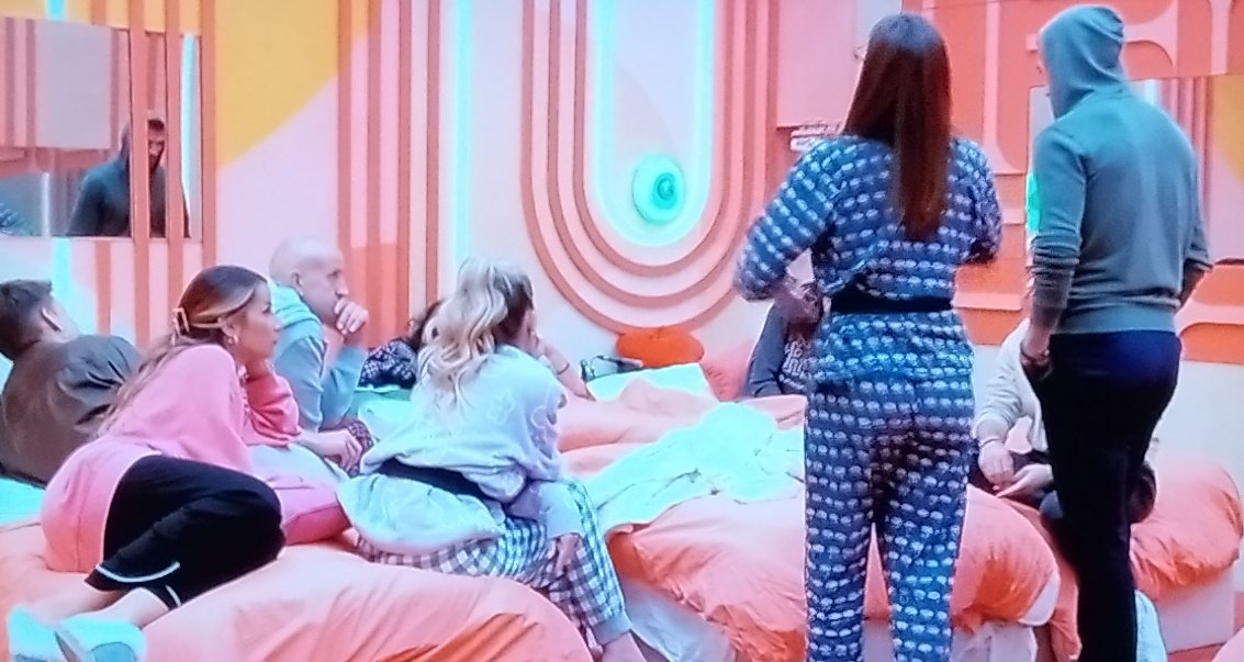 ElMiticoBarbas's tweet image. La artista    //       El público

#GHVIP8O