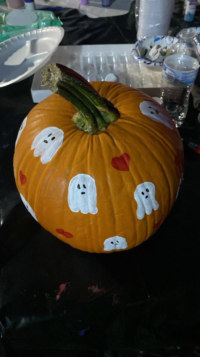 camiila_solis's tweet photo. x:  tu novio está enamorado?

mi novio pintando una calabaza de halloween con corazones 🥺 https://t.co/8T2Rc9aitl