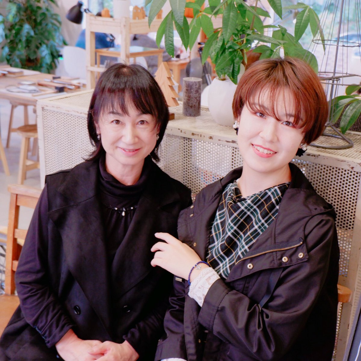 aws_nasu's tweet photo. 女性２名様がピアスと新作のビーズブレスレットをお作りくださいました😊🧡

ビーズブレスレットのお客様はラピスラズリをお選びに✨
これからの季節にぴったりなお色です☺️
ピアスをお作りのお客様もとてもお似合いでステキな作品が完成しました👏
ぜひご愛用くださいませ💕 https://t.co/Vdt43eOw4S