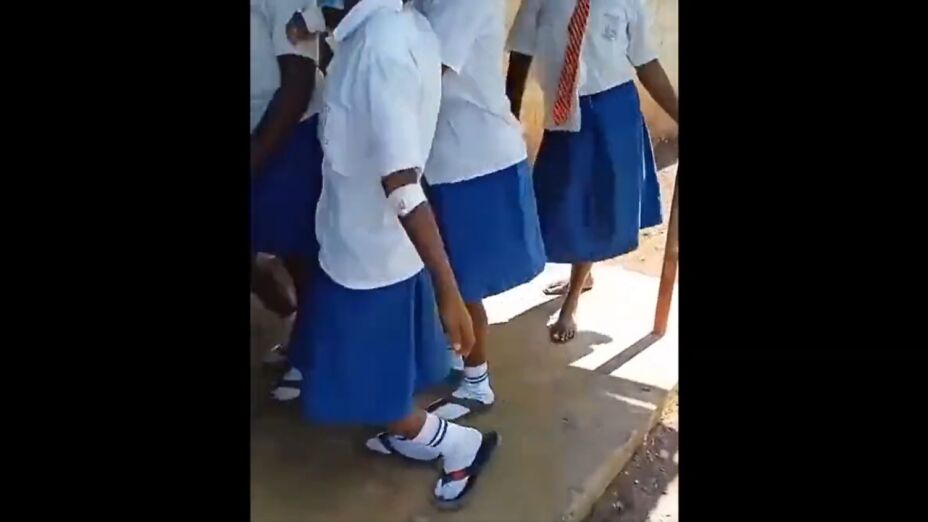 AztecaNoticias's tweet photo. #Mundo 🌐 | ¡Por si no lo viste!

Alrededor de 100 #alumnas de una secundaria en #Kenia tuvieron que ser hospitalizadas tras contagiarse de una extraña #enfermedad que les impedía caminar de manera normal.

📰: https://t.co/kyKQmD4ZoO https://t.co/xCEh7Wdhs5