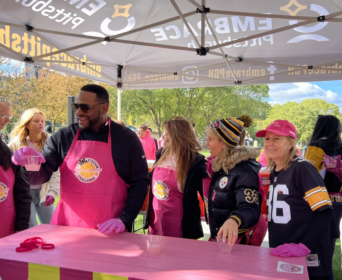 oesterreichs's tweet image. No better day than a (winning)  #Steelers game day for #Pinklemonade #makeastand to support breast cancer research @BCRFcure Thanks @JeromeBettis36 #citrone33foundation #PLSC for making it happen! @Adrianvlee #bcsm @UPMCHillmanCC @MageeWomens