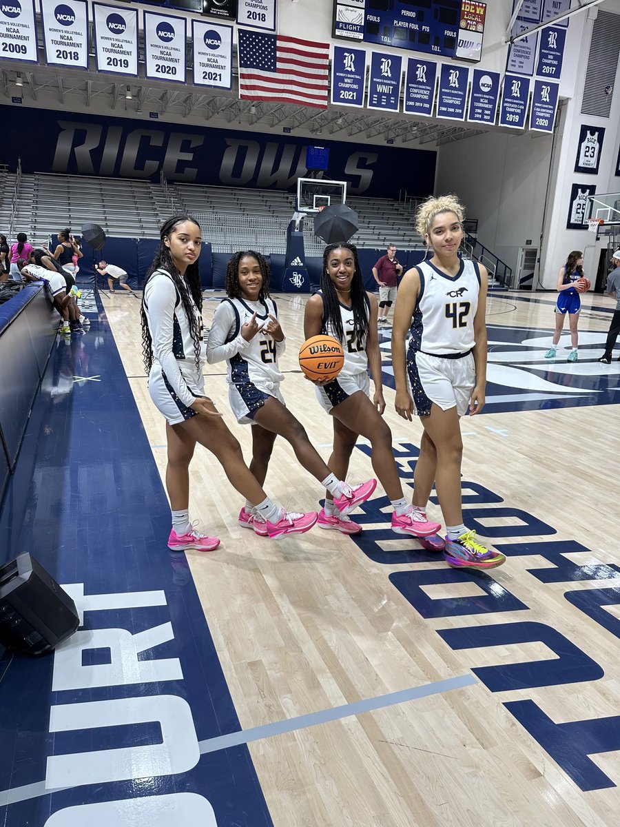 VYPE 2023 Photo Shoot!  🏀🗑️🏀

@AverieSteele42 @lexiDballer @CyRanchGBB 
DemiLewis