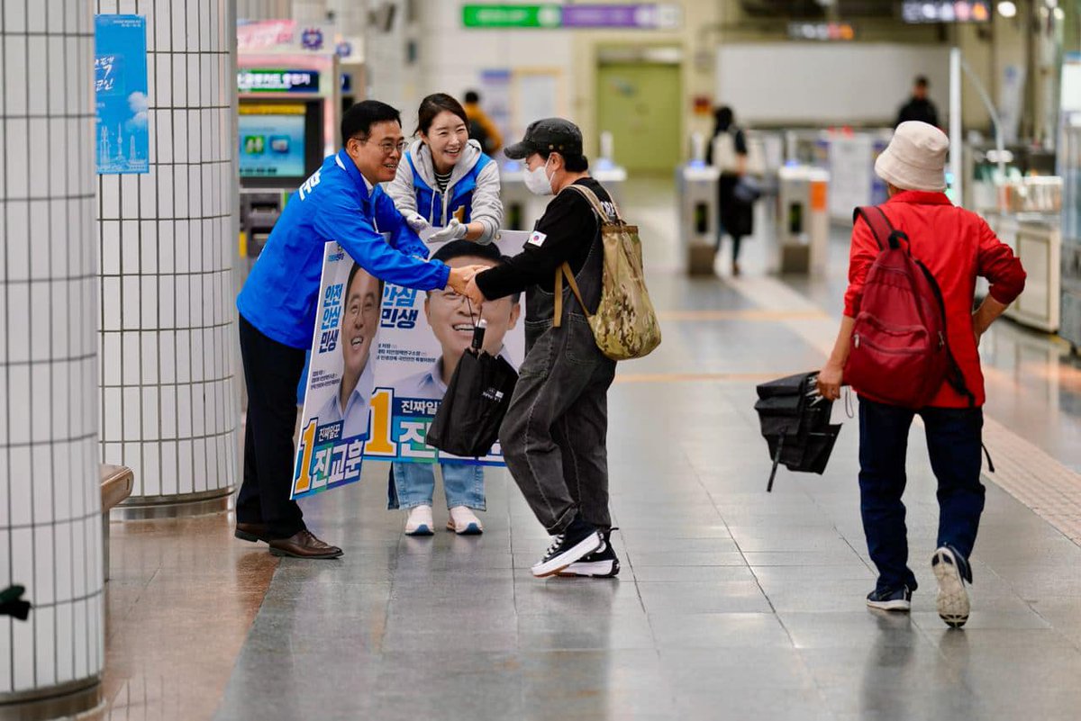 까치산역앞에서 휴일임에도 불구하고 아침을 시작하시는 강서구민께 인사드렸습니다.

처음 제가 출근인사를 나왔을 때와는 달리 강서주민들의 응원이 점점 더 커지고 있다는 것을 느낍니다.

저 진교훈 간절합니다.
강서구민을 위해 일할 수 있도록 기회를 주십시오. 남은 2일 발 벗고 뛰겠습니다.