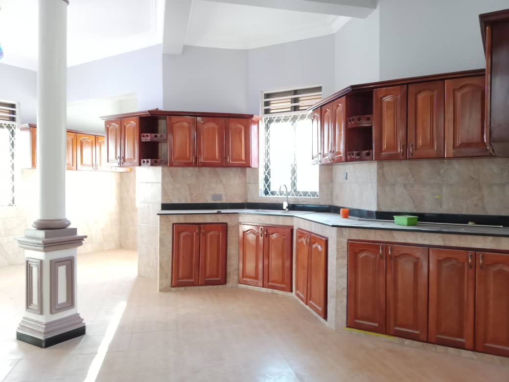 shukranproperty's tweet image. MANSION FOR SALE  AT  $500,000.
LOCATED IN GAYAZA NAKWERO. HAS #7BEDROOMS, #3BOY'S QUARTERS.
SEATED ON 43 DECIMALS. WITH READY TITLE.
CALL 0706592177
President museven BOBI #BashesheFestival