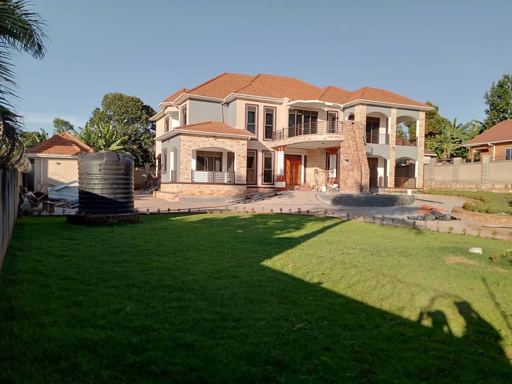 shukranproperty's tweet image. MANSION FOR SALE  AT  $500,000.
LOCATED IN GAYAZA NAKWERO. HAS #7BEDROOMS, #3BOY'S QUARTERS.
SEATED ON 43 DECIMALS. WITH READY TITLE.
CALL 0706592177
President museven BOBI #BashesheFestival