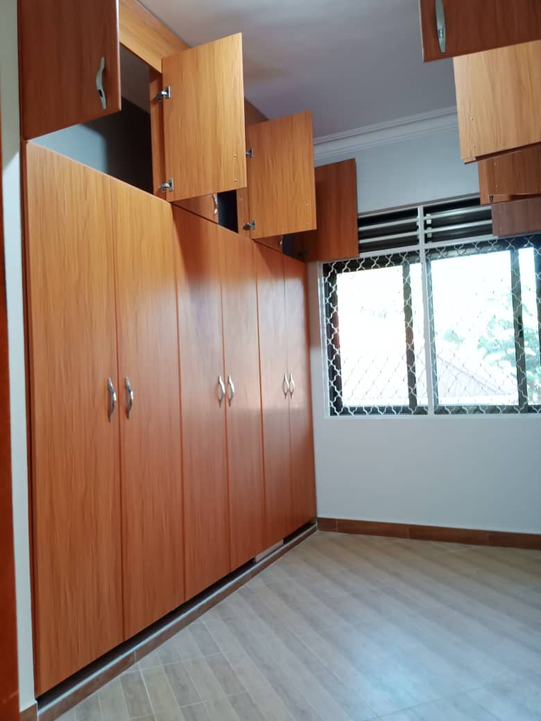 shukranproperty's tweet image. MANSION FOR SALE  AT  $500,000.
LOCATED IN GAYAZA NAKWERO. HAS #7BEDROOMS, #3BOY'S QUARTERS.
SEATED ON 43 DECIMALS. WITH READY TITLE.
CALL 0706592177
President museven BOBI #BashesheFestival