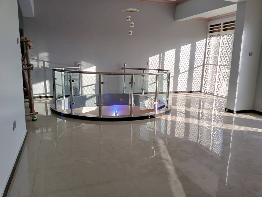 shukranproperty's tweet image. MANSION FOR SALE  AT  $500,000.
LOCATED IN GAYAZA NAKWERO. HAS #7BEDROOMS, #3BOY'S QUARTERS.
SEATED ON 43 DECIMALS. WITH READY TITLE.
CALL 0706592177
President museven BOBI #BashesheFestival