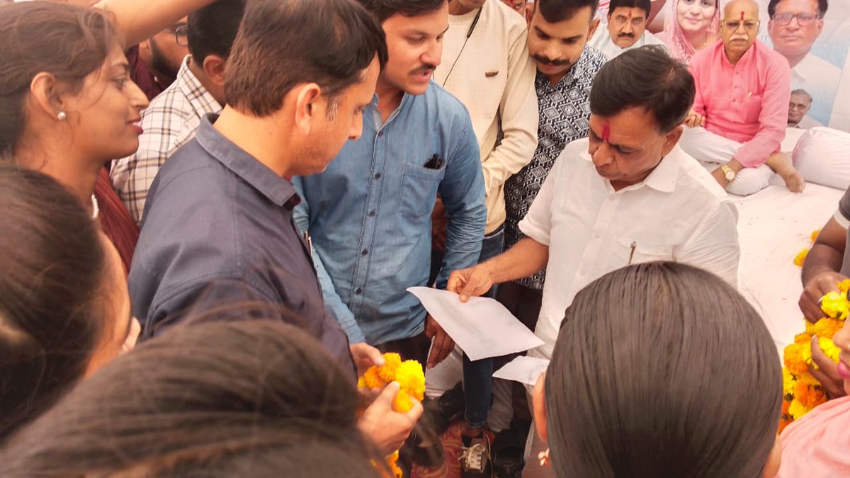 anxt234's tweet photo. @Manish_NSTA @BharatBjp11 @MohanSinghGwl @ZeeMPCG @JagdishDevdaBJP @Zeepramod @AkashDwivedi_ @meavantika27 @BJP4MP @brajeshabpnews @INCMP @Manish_NSTA आपके नेतृत्व में कल ऑल MP में मंत्री,विधायक ,सांसद को ज्ञापन दिया गया इस के लिए आपका बहुत बहुत धन्यबाद आभार !
@Zeepramod @brajeshabpnews @AapkaRamakant @AkashDwivedi_ @JournoGarima @Sandeep_1Singh_ @ReporterRavish @Anurag_Dwary @Anurag_Fire @IYCMadhya @MohanSinghGwl https://t.co/xQ384q9OjG