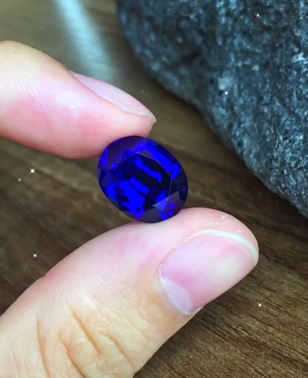 Sapphires are considered beautiful because of a range of attractive qualities and beauty. The signature feature of sapphires is their deep blue hue. This blue color can range from bright sky blue to deep ocean blue, and the variety of blues makes sapphire an intoxicating gemstone