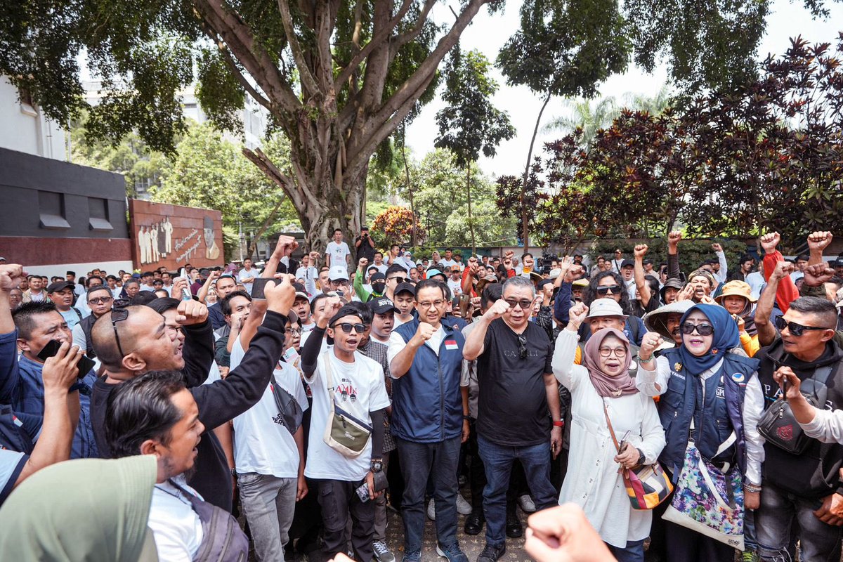 Karena gedungnya tiba-tiba tidak boleh dipakai, maka menumpang diskusi di halamannya saja…

Di gedung ini 93 tahun yang lalu, Bung Karno membacakan pidato politik, Indonesia Menggugat. Soekarno bersama tiga rekannya, yaitu Gatot Mangkupraja, Maskun, dan Supriadinata yang